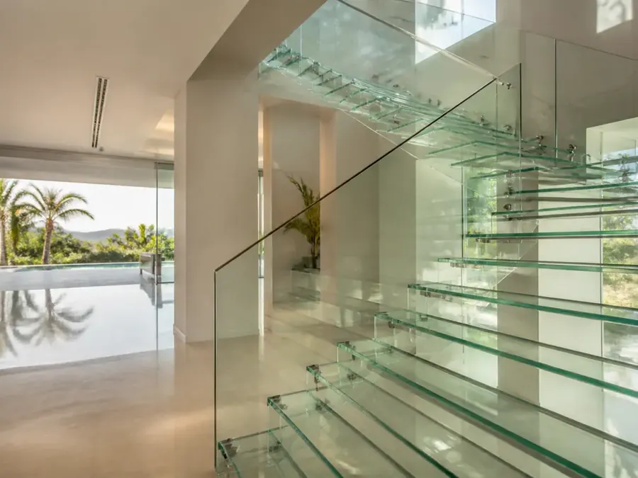 Detalhe de escada de vidro instalado pela Vidraçaria Taguatinga Lumus
