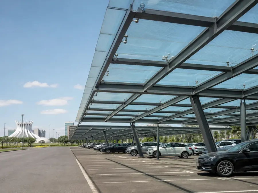Detalhe de fachada comercial de vidro instalado pela Vidraçaria Taguatinga Lumus