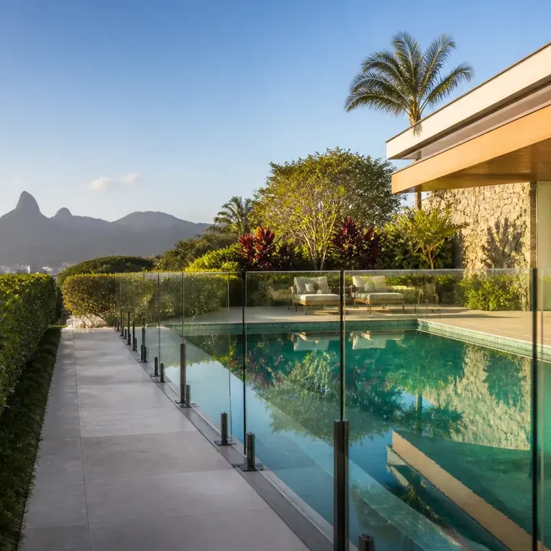 Detalhe de guarda corpo de vidro para piscina instalado pela Vidraçaria Taguatinga Lumus