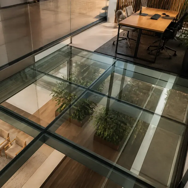 Detalhe de piso de vidro instalado pela Vidraçaria Taguatinga Lumus
