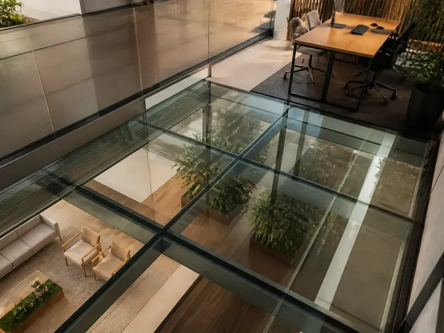 Detalhe de piso de vidro instalado pela Vidraçaria Taguatinga Lumus